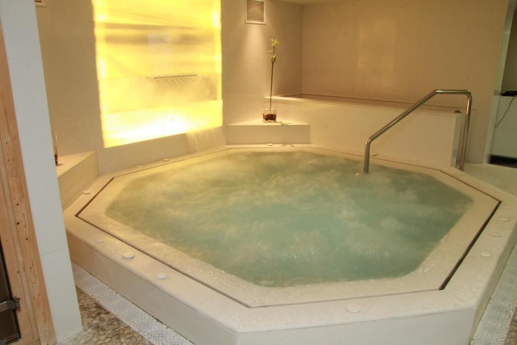 Sauna, hot tub, steam room, Turkish bath, body treatments, aromatherapy
