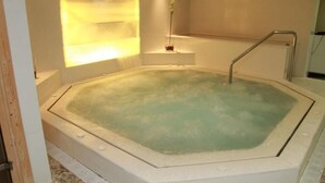 A hot tub with a glass enclosure, a small shelf with a plant, and a metal handrail. - Del Mar Hotel & Spa (El Puerto de Santa Maria)