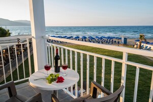 Se sirven desayunos, almuerzos y cenas; cocina griega