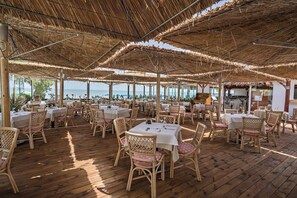 Petit déjeuner et déjeuner servis sur place, spécialités Cuisine grecque