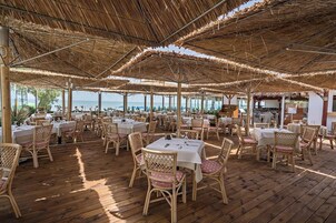 Se sirven desayunos, almuerzos y cenas; cocina griega