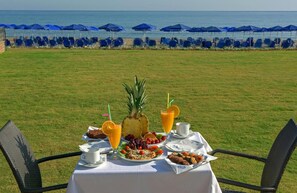 Se sirven desayunos, almuerzos y cenas; cocina griega