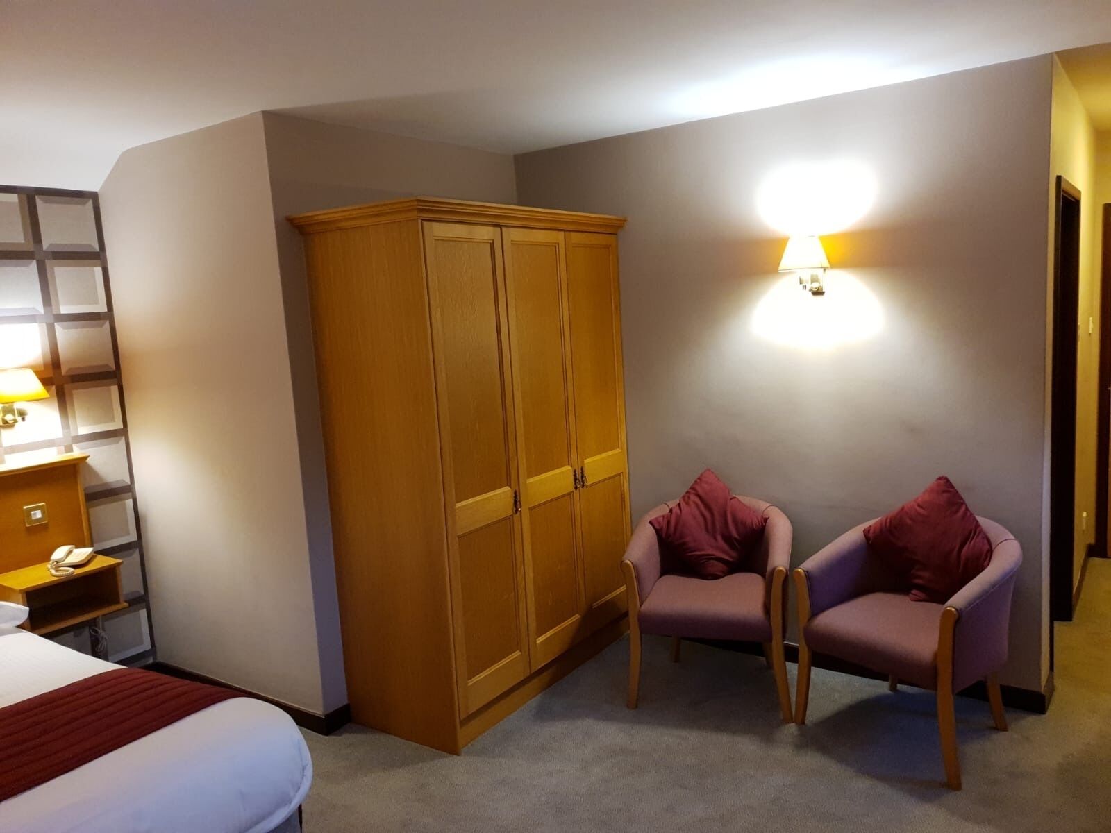 deluxe double room, 1 king bed, non smoking | living area | flat-screen tv