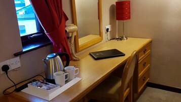 Deluxe Double Room, 1 King Bed, Non Smoking | In-room business center