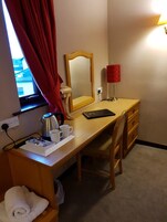 Deluxe Double Room, 1 King Bed, Non Smoking | In-room business centre