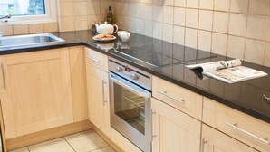Apartment, 3 Bedrooms | Private kitchen | Coffee/tea maker, fridge, microwave, oven - Clarendon House And Gardens (Richmond)