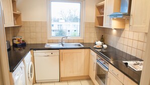 Apartment, 3 Bedrooms | Private kitchen | Coffee/tea maker, fridge, microwave, oven - Clarendon House And Gardens (Richmond)