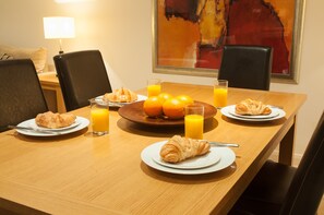 Apartment, 3 Bedrooms | In-room dining - Clarendon House And Gardens (Richmond)