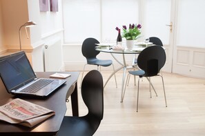 Apartment, 1 Bedroom | In-room dining