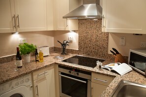 Apartment, 2 Bedrooms | Private kitchen - Clarendon House And Gardens (Richmond)