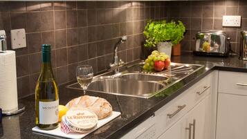 Apartment, 1 Bedroom | Private kitchen | Fridge, microwave, oven, stovetop
