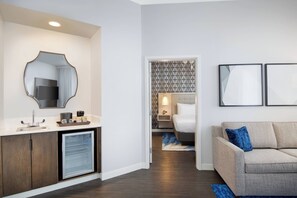 Ropa de cama de alta calidad y caja de seguridad en la habitación 