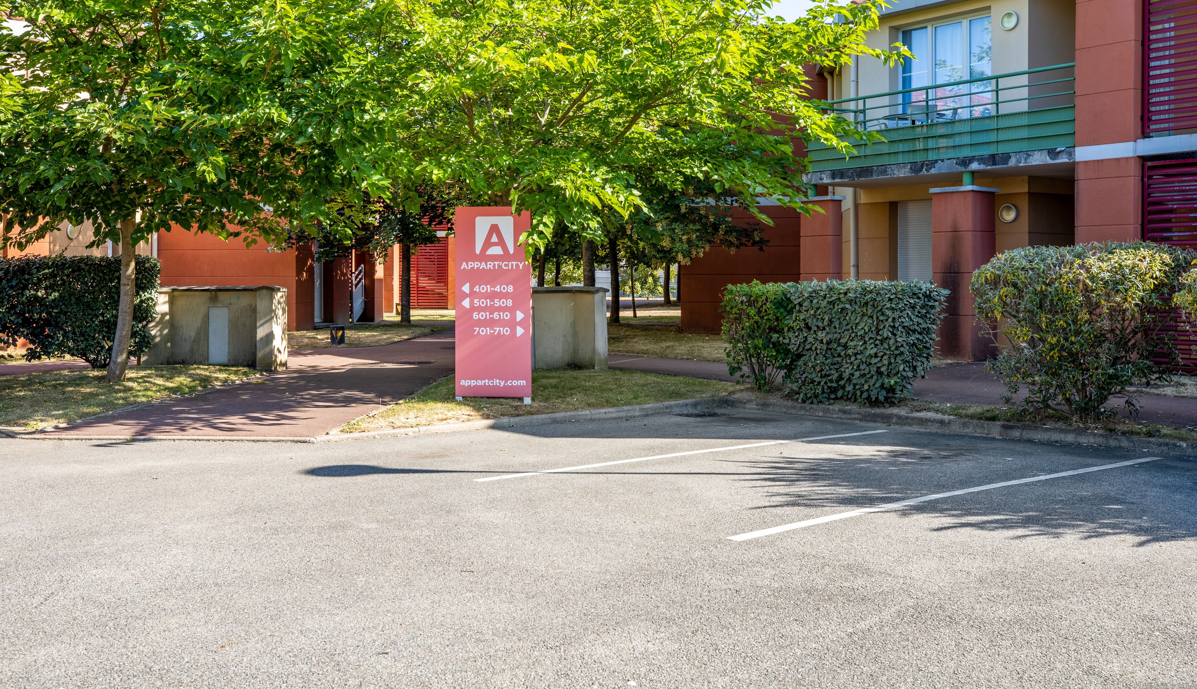 A parking sign with contact numbers and a website for a property named 'appartcity'.