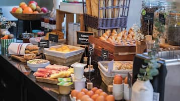 朝食 (ビュッフェ)、毎日提供 (1 名様 13.9 EUR)
