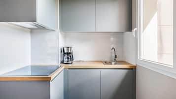 冷蔵庫、電子レンジ、コンロ、コーヒー / ティーメーカー