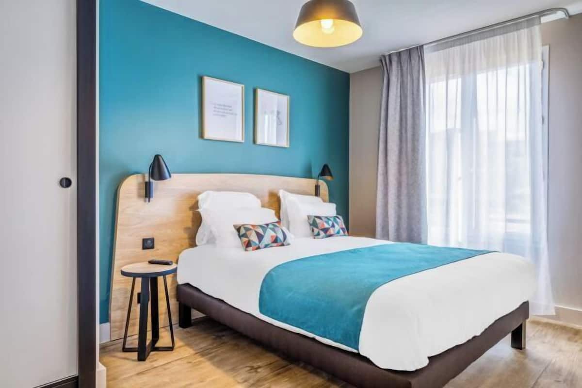 Schreibtisch, VerdunkelungsvorhÀnge, schallisolierte Zimmer