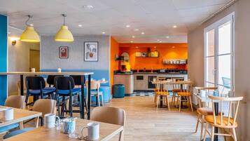 Desayuno buffet (EUR 13.9 por persona)