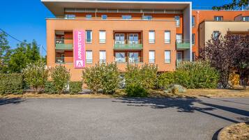 Vista frontal de la propiedad