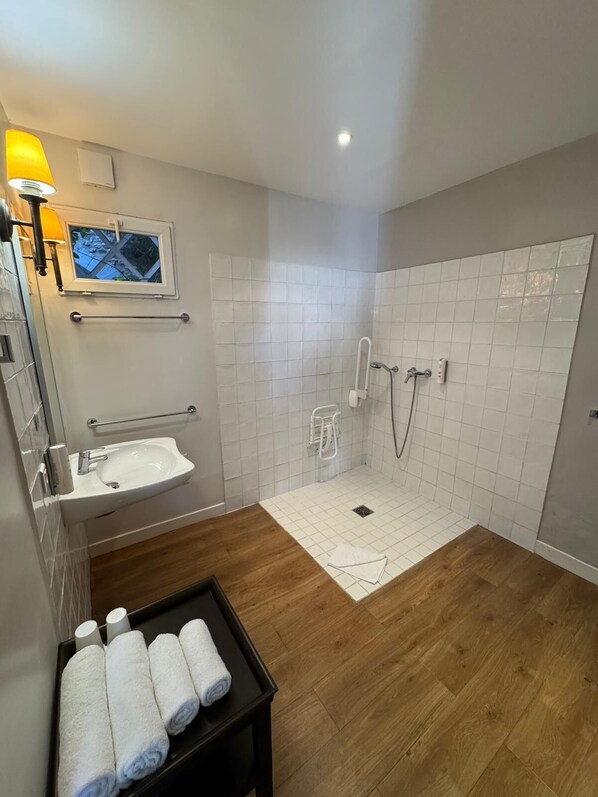 Superior Room, Mobility Accessible | Bathroom