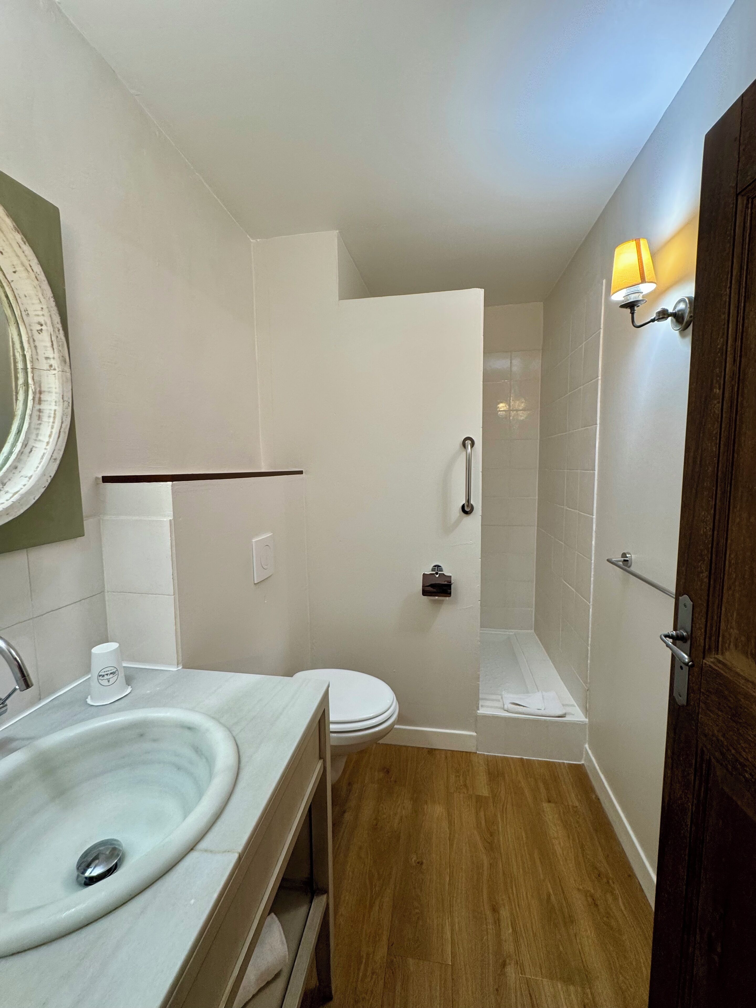 Un baño pequeño con lavabo, inodoro y zona de ducha.