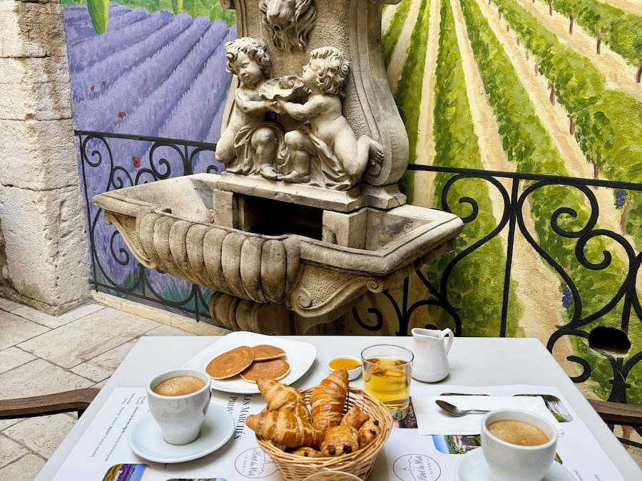Colazione completa, servita tutte le mattine (13 EUR a persona)
