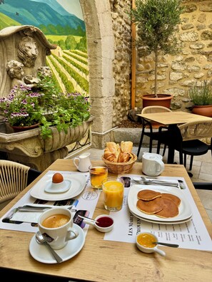 Daily full breakfast for a fee - Hôtel du Midi (Visan)