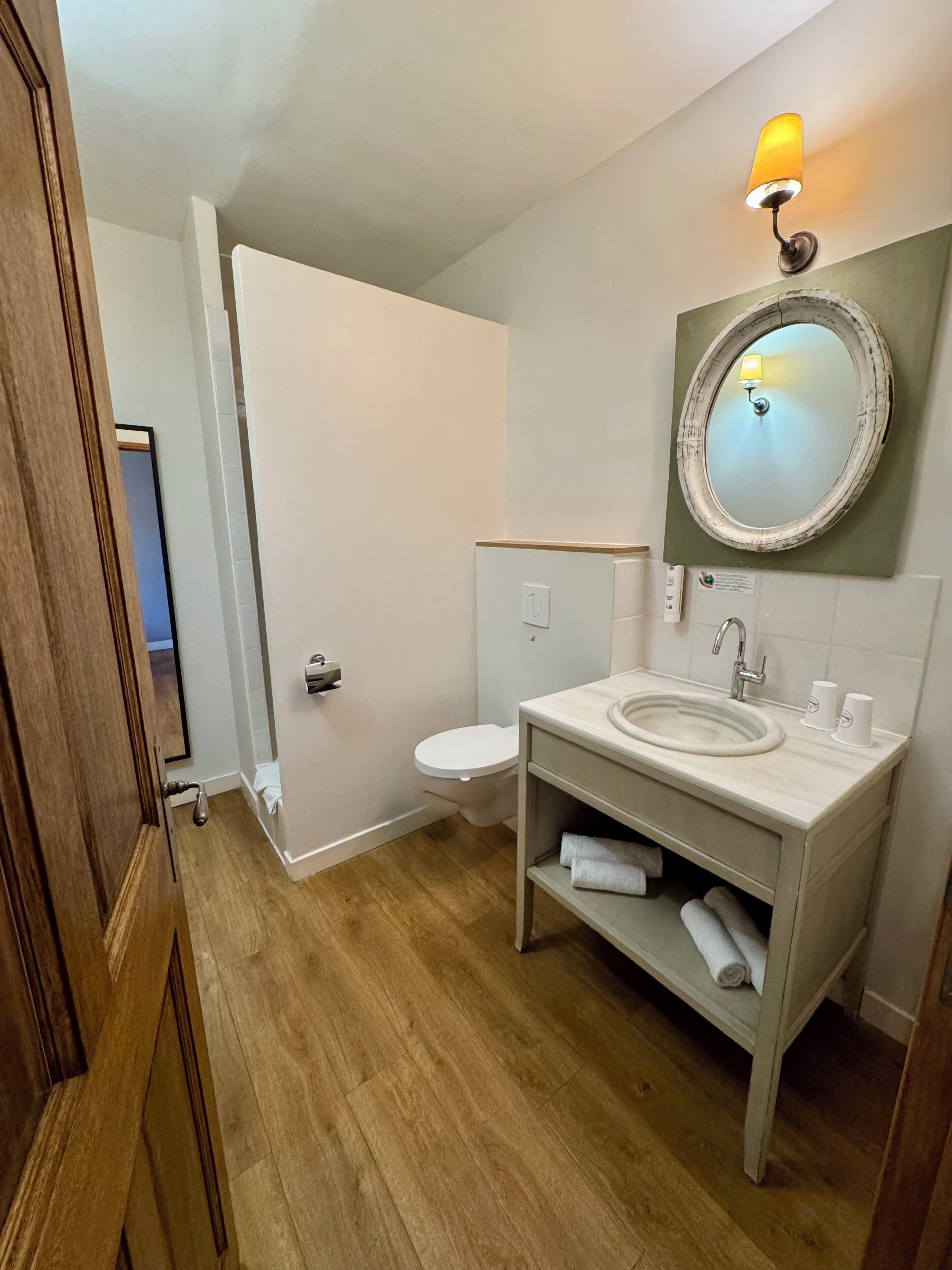 Un baño con inodoro, lavabo y espejo.