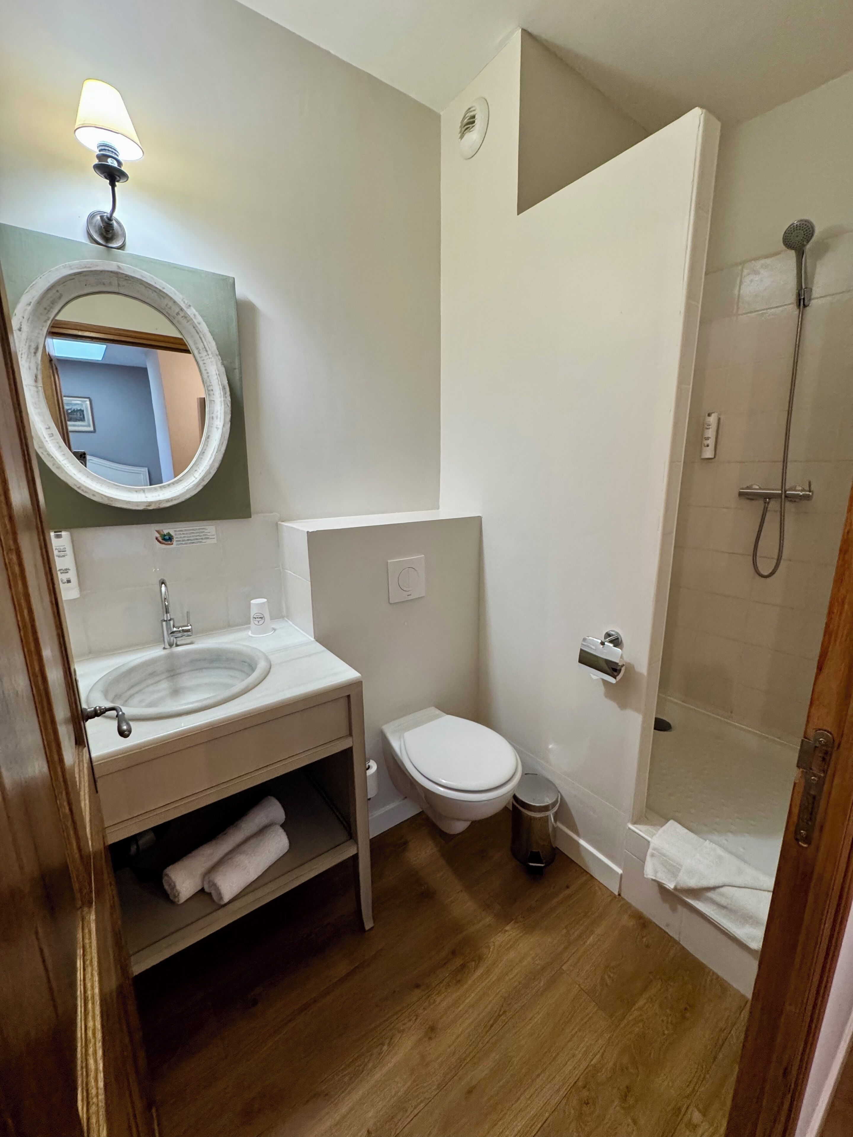 Une salle de bain avec un lavabo, des toilettes et une douche.