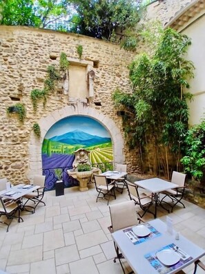 Daily full breakfast for a fee - Hôtel du Midi (Visan)