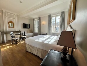 Desk, blackout drapes, iron/ironing board, free WiFi - Hôtel du Midi (Visan)