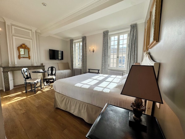 Chambre triple Prestige | Bureau, rideaux dâobscurcissement, fer et planche Ă repasser