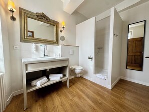 Chambre triple Prestige | Salle de bain | Douche, articles de toilette écologiques, séchoir à cheveux