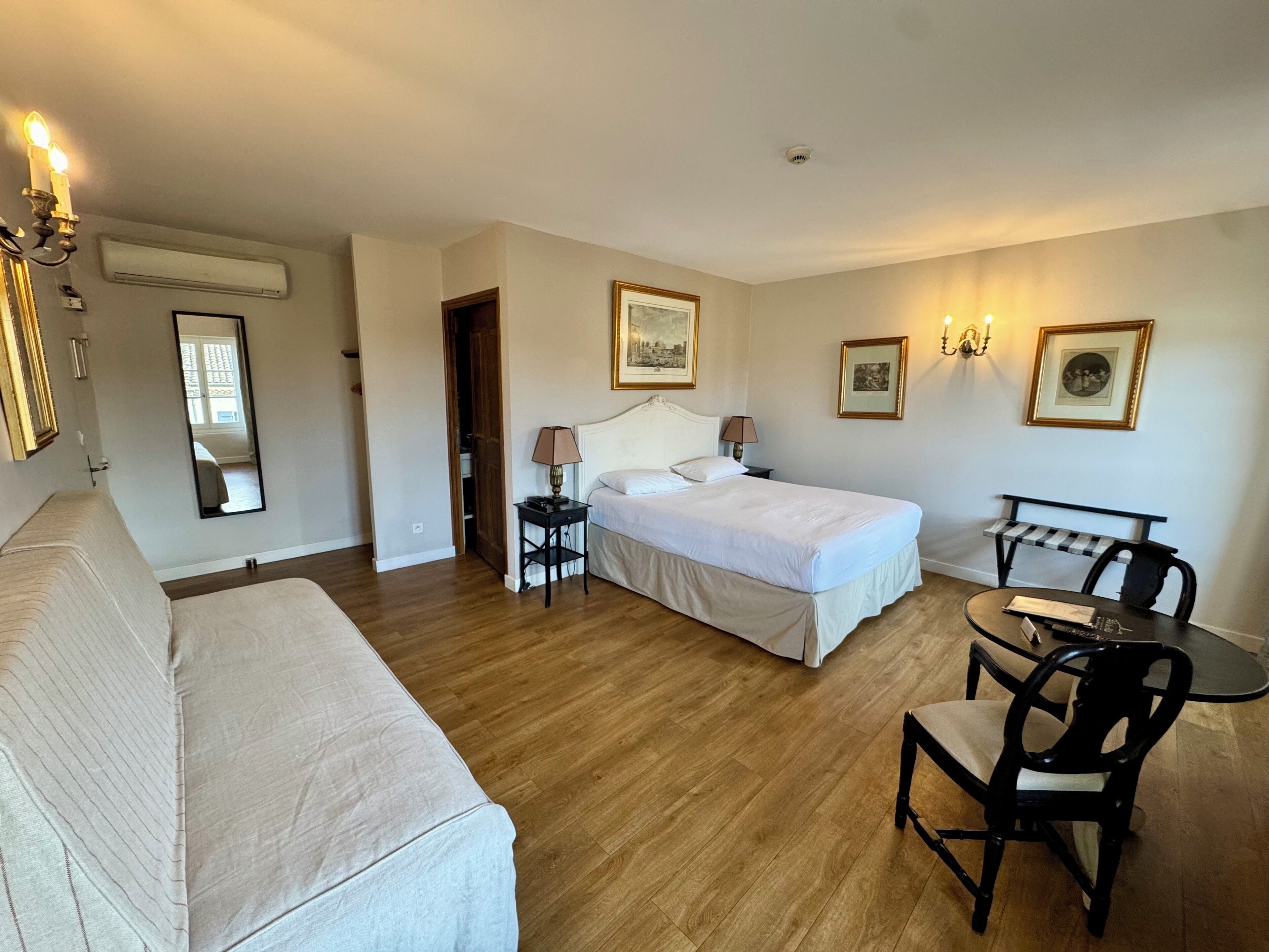 Premium trippelrum | Skrivbord, mörkläggningsgardiner, strykjärn/strykbräda och gratis wi-fi