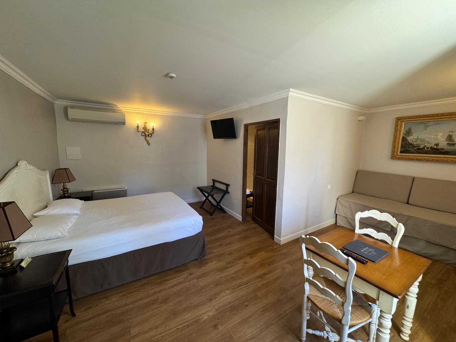 Quarto superior, acessível para pessoas com deficiência física | Escrivaninha, cortinas blackout, ferros/tábuas de passar roupa