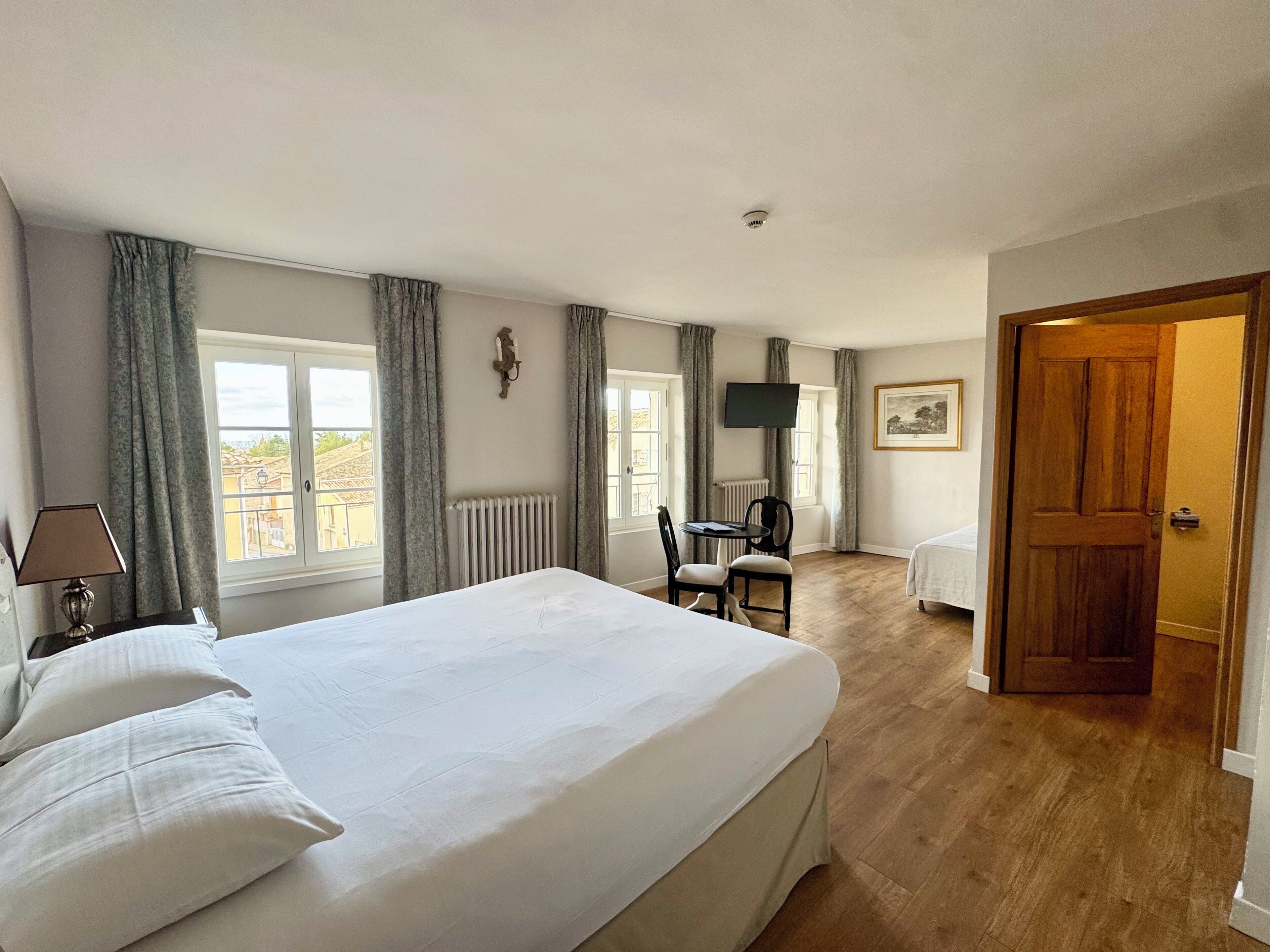 Superior dubbelrum - 1 queensize-säng | Skrivbord, mörkläggningsgardiner, strykjärn/strykbräda och gratis wi-fi