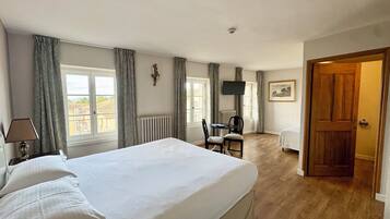 Chambre Double Supérieure, 1 grand lit | Bureau, rideaux occultants, fer et planche à repasser, Wi-Fi gratuit