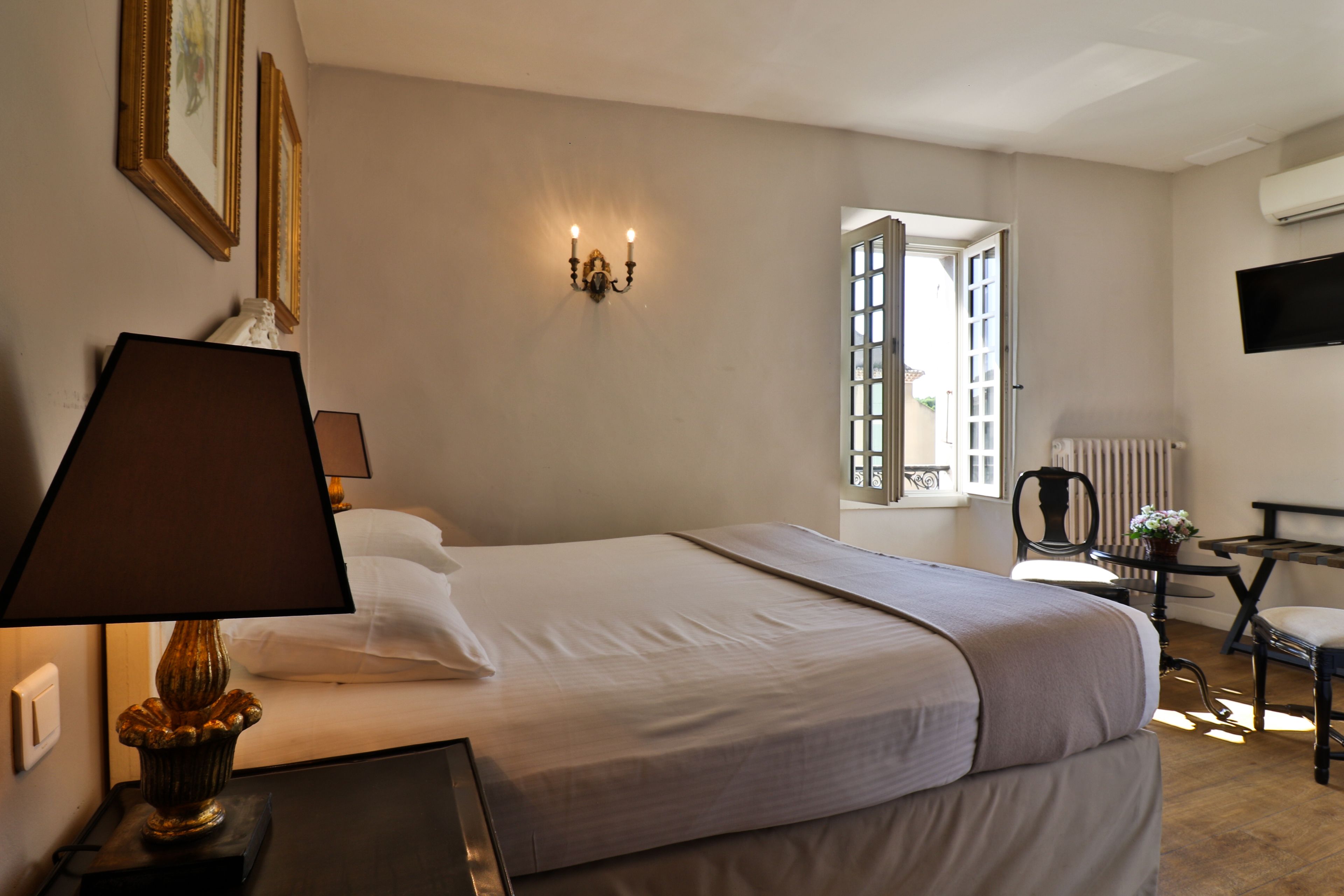 classic double room, 1 queen bed | desk, blackout curtains, iron/ironing board, free wifi