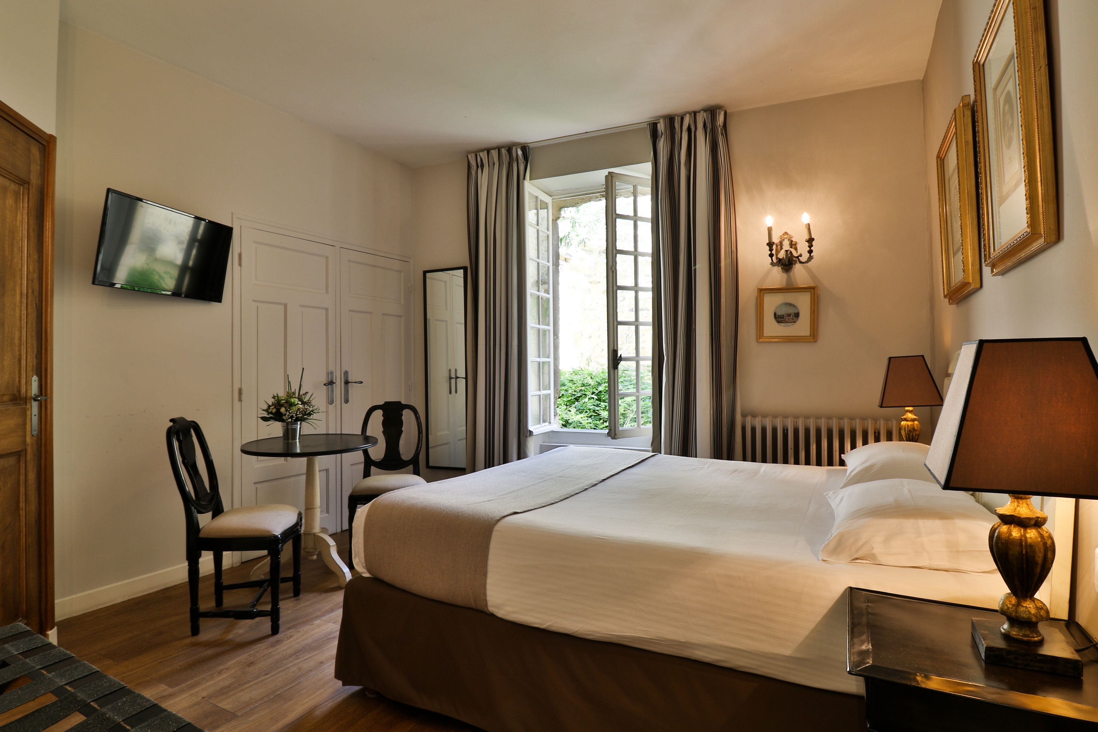 superior double room, 1 queen bed | desk, blackout curtains, iron/ironing board, free wifi