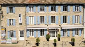 A stone building with a sign reading "HOTEL DU MIDI". - Hôtel du Midi (Visan)