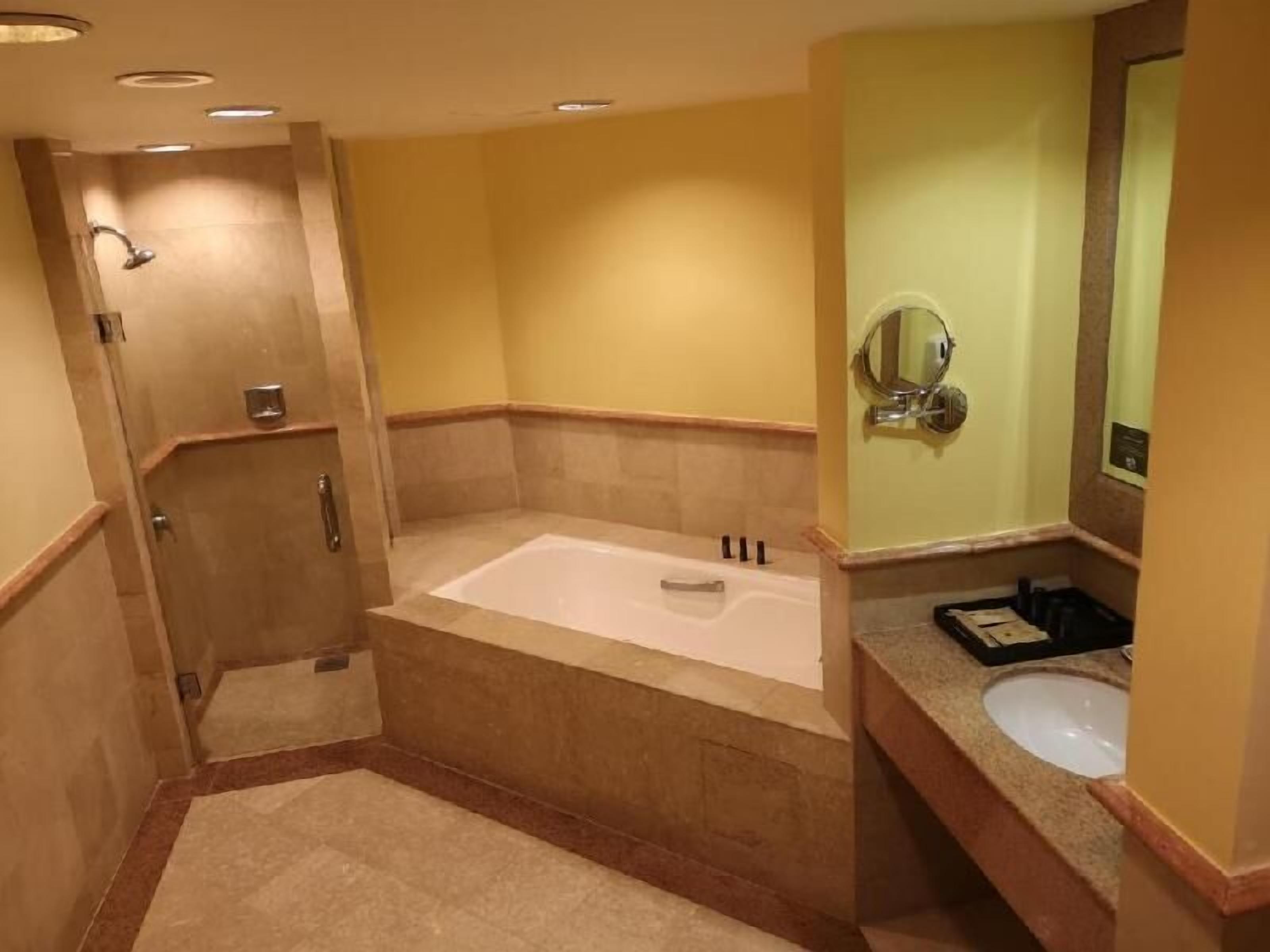 Bathroom | Combined shower/tub, free toiletries, hair dryer, bathrobes
