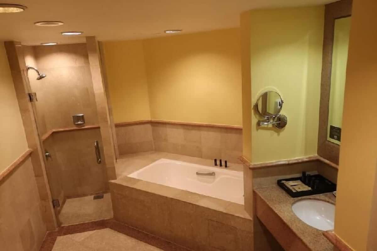 Bathroom | Combined shower/tub, free toiletries, hair dryer, bathrobes