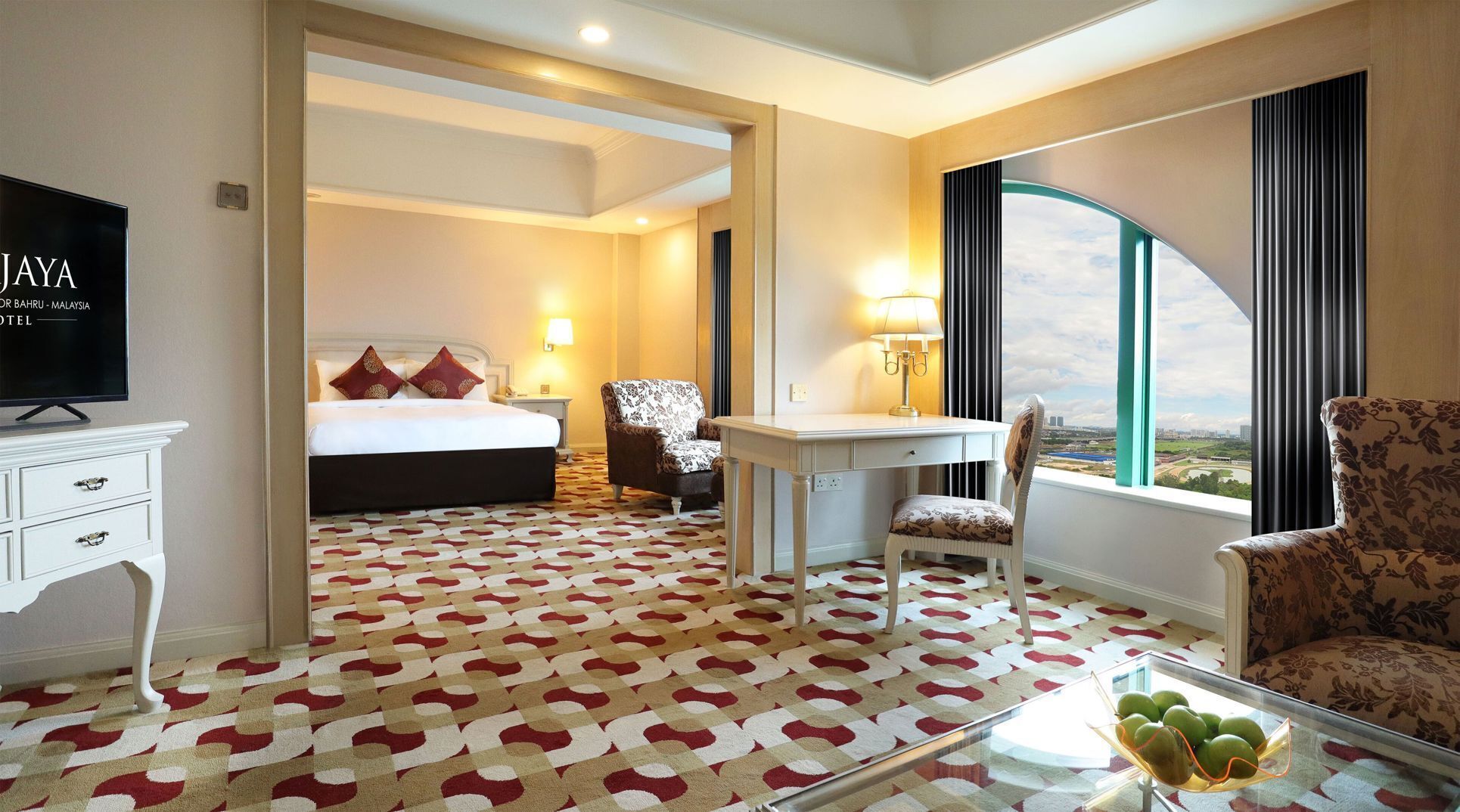 Minibar, värdeförvaringsskåp på rummet och skrivbord