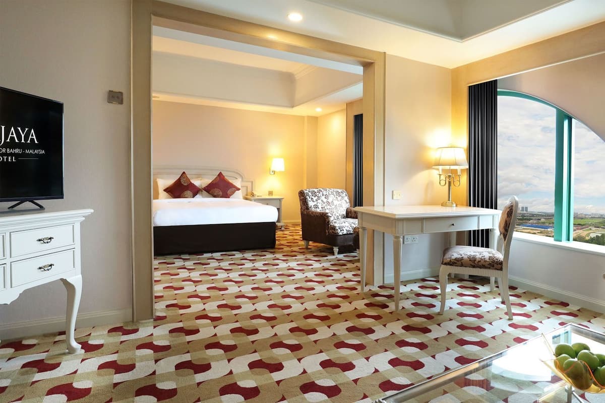 Minibar, värdeförvaringsskåp på rummet och skrivbord