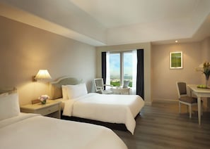 Minibar, in-room safe, desk, iron/ironing board - Berjaya Waterfront Hotel (Johor Bahru)