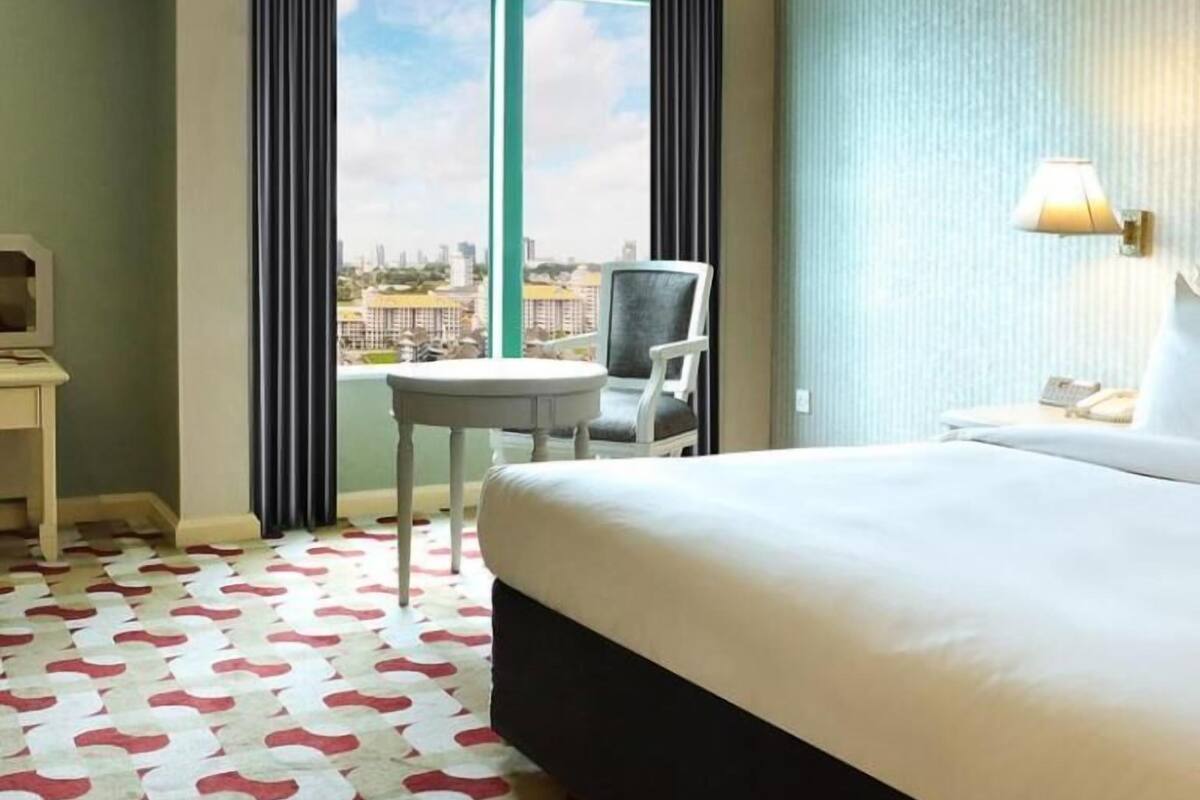 Minibar, in-room safe, desk, iron/ironing board