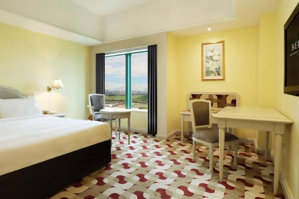 Minibar, in-room safe, desk, iron/ironing board