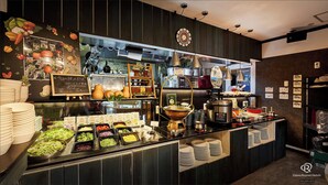Petit déjeuner buffet servi tous les jours en supplément