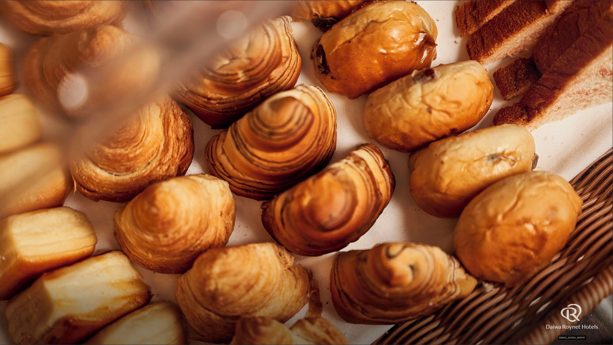 daily buffet breakfast (jpy 2200 per person)