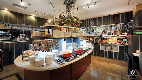 Daily buffet breakfast (JPY 2200 per person)