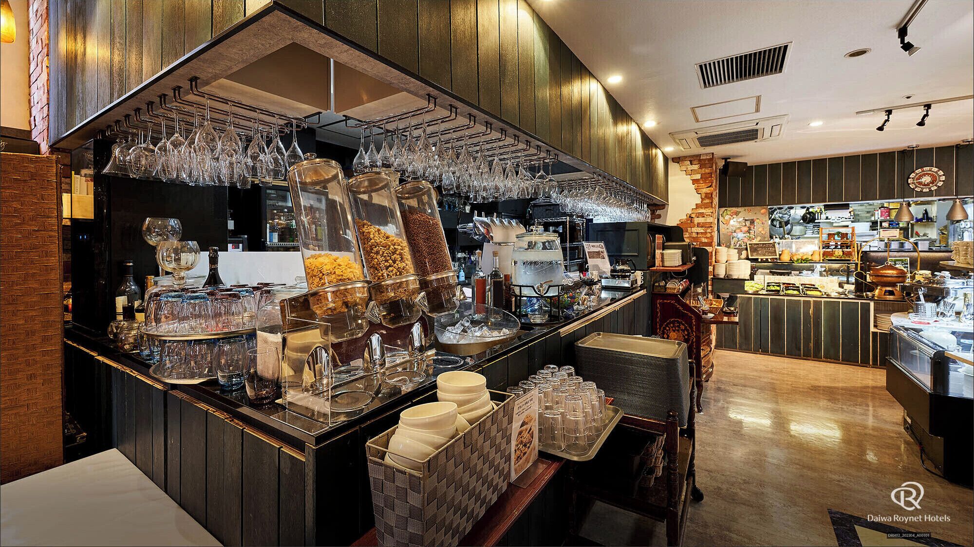 daily buffet breakfast (jpy 2200 per person)